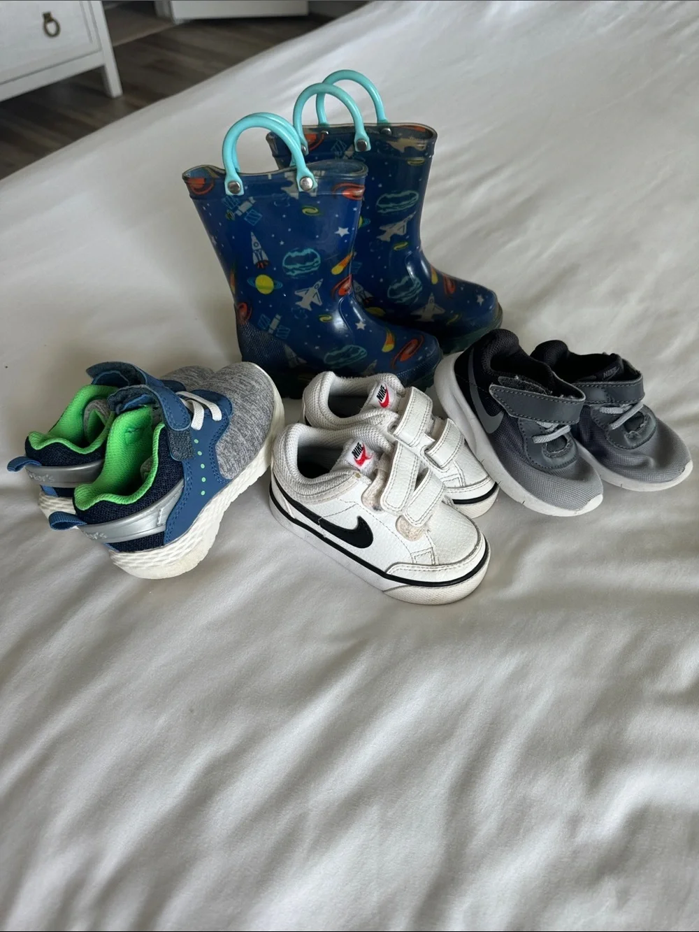 Bundle 4 pairs toddler boy sneakers Velcro straps / boots Nike,carters, size 5T